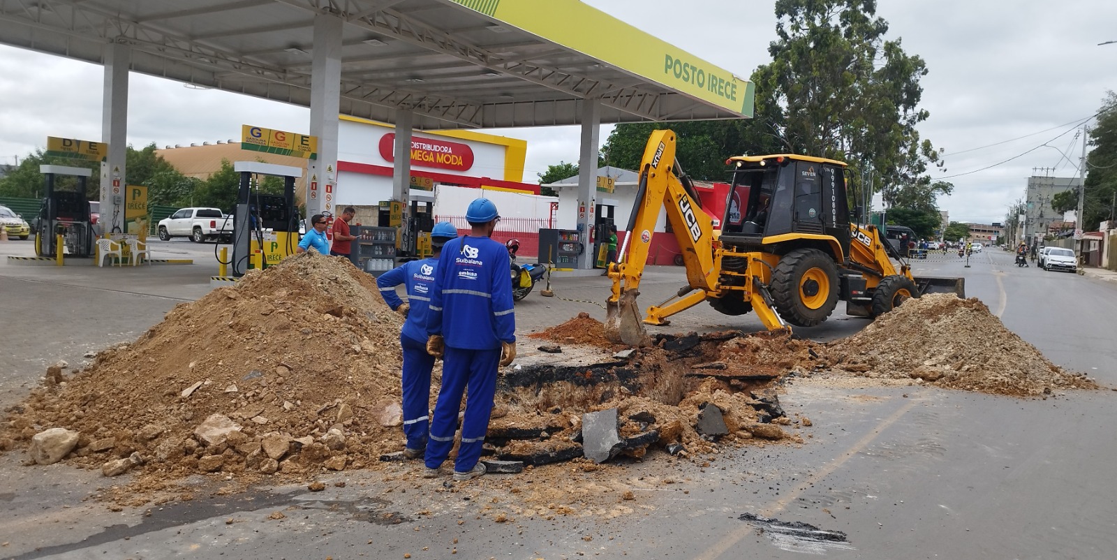 Equipes trabalham na manutenção de rede distribuidora em Irecê