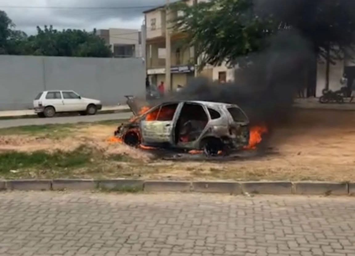 Carro é consumido por incêndio na manhã desta quinta-feira em Irecê
