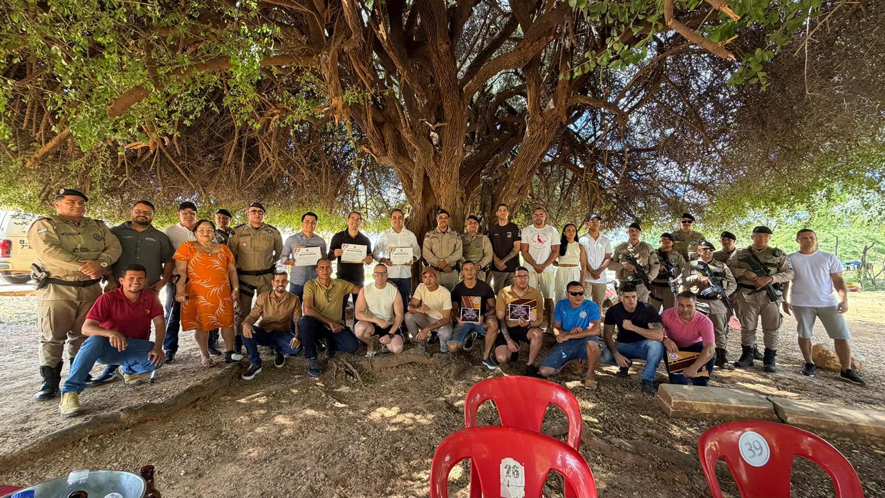 PREFEITO DI CARDOSO É HOMENAGEADO PELA PM E RECEBE TÍTULO DE AMIGO