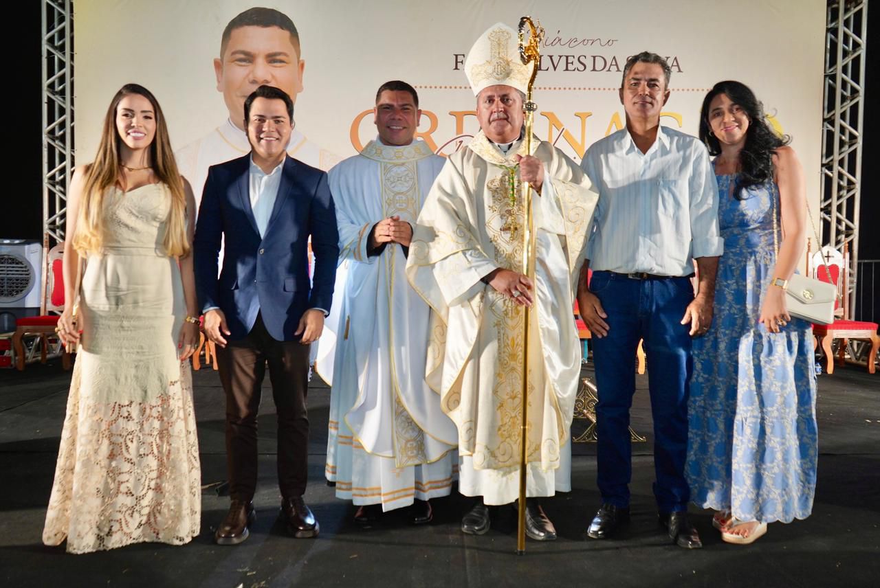 JUSSARA CELEBRA ORDENAÇÃO DO SEU PRIMEIRO PADRE