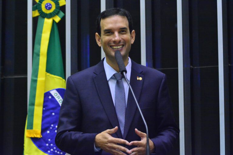 LEO PRATES APRESENTA PARECER SOBRE PROJETO QUE PÕE FIM À ESCALA 6X1