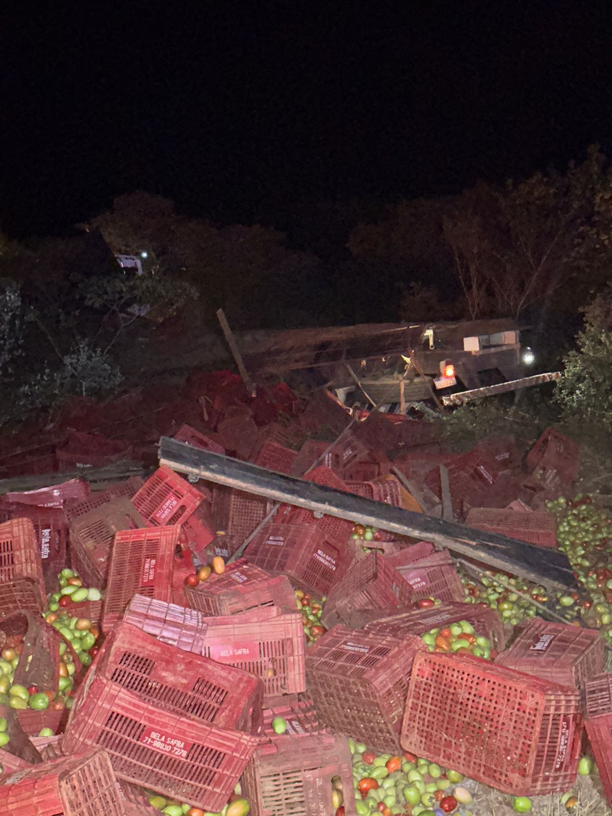 CAPOTAMENTO NA BA-144 EM MORRO DO CHAPÉU DEIXA UM MORTO E UM FERIDO.