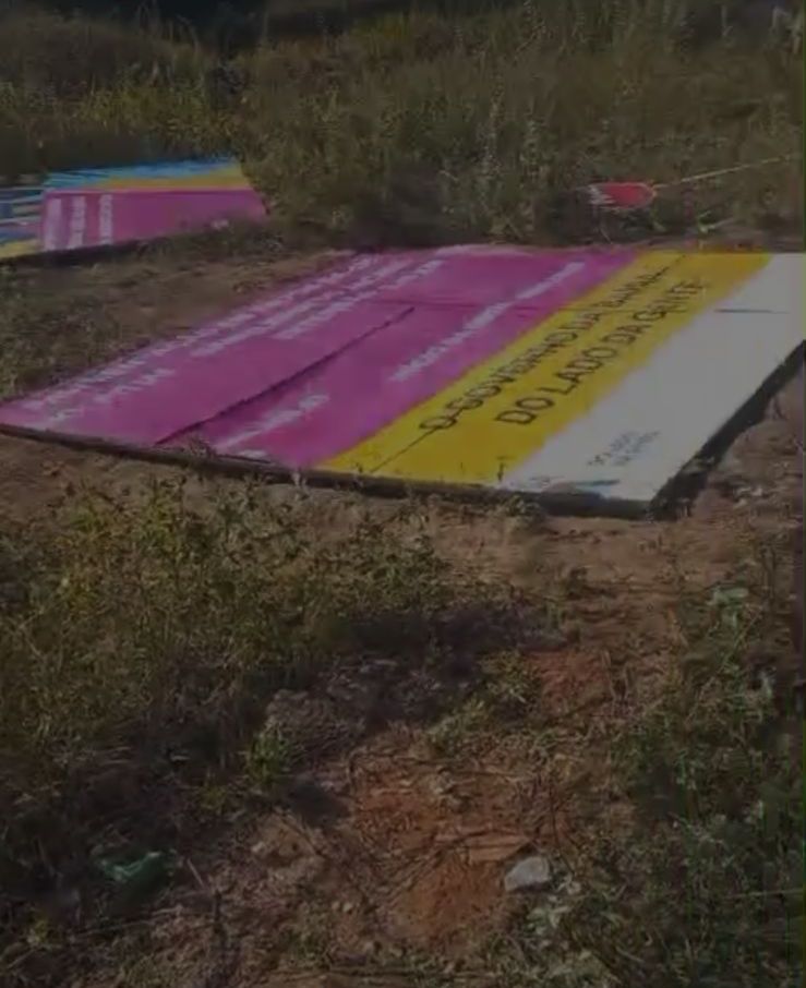 PLACA RECÉM-INSTALADA É DESTRUÍDA POR VANDALISMO EM SÃO GABRIEL