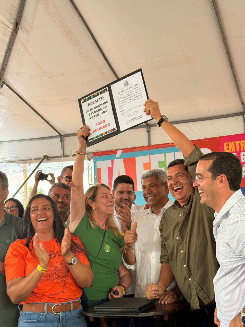 JOÃO DOURADO RECEBE VAN PARA TFD E AUTORIZAÇÃO PARA PAVIMENTAÇÃO E MERCADO DO PRODUTOR