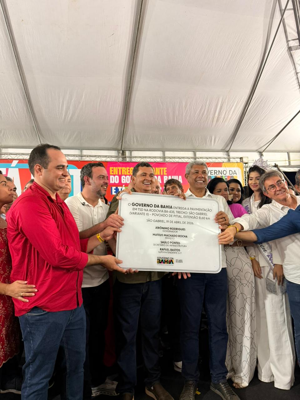 ESTADO AUTORIZA PAVIMENTAÇÃO E RICARDO RODRIGUES ENTREGA VAN PARA TFD EM SÃO GABRIEL