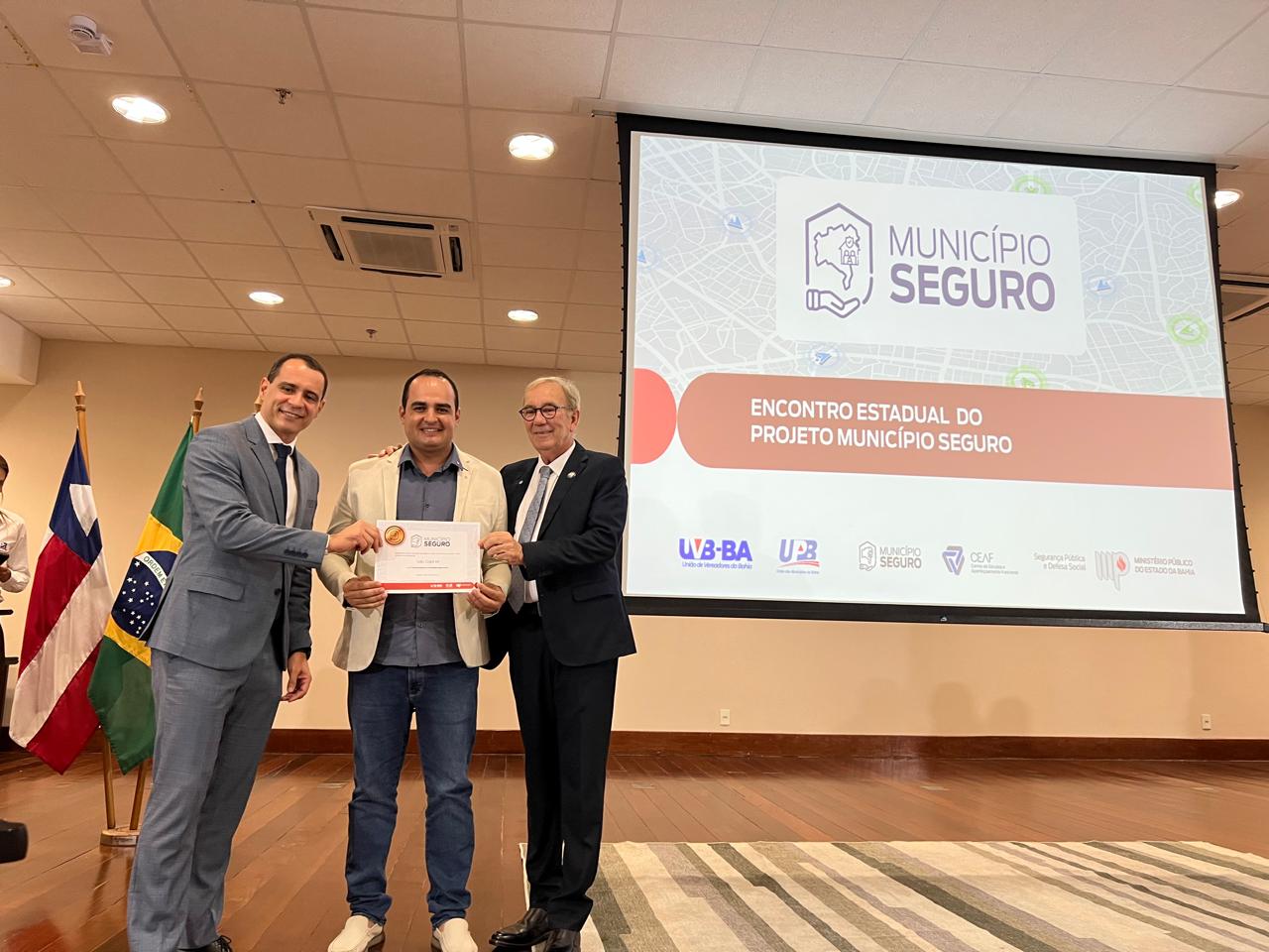 PREFEITO MATEUS MACHADO RECEBE SELO DE MUNICÍPIO SEGURO PARA SÃO GABRIEL