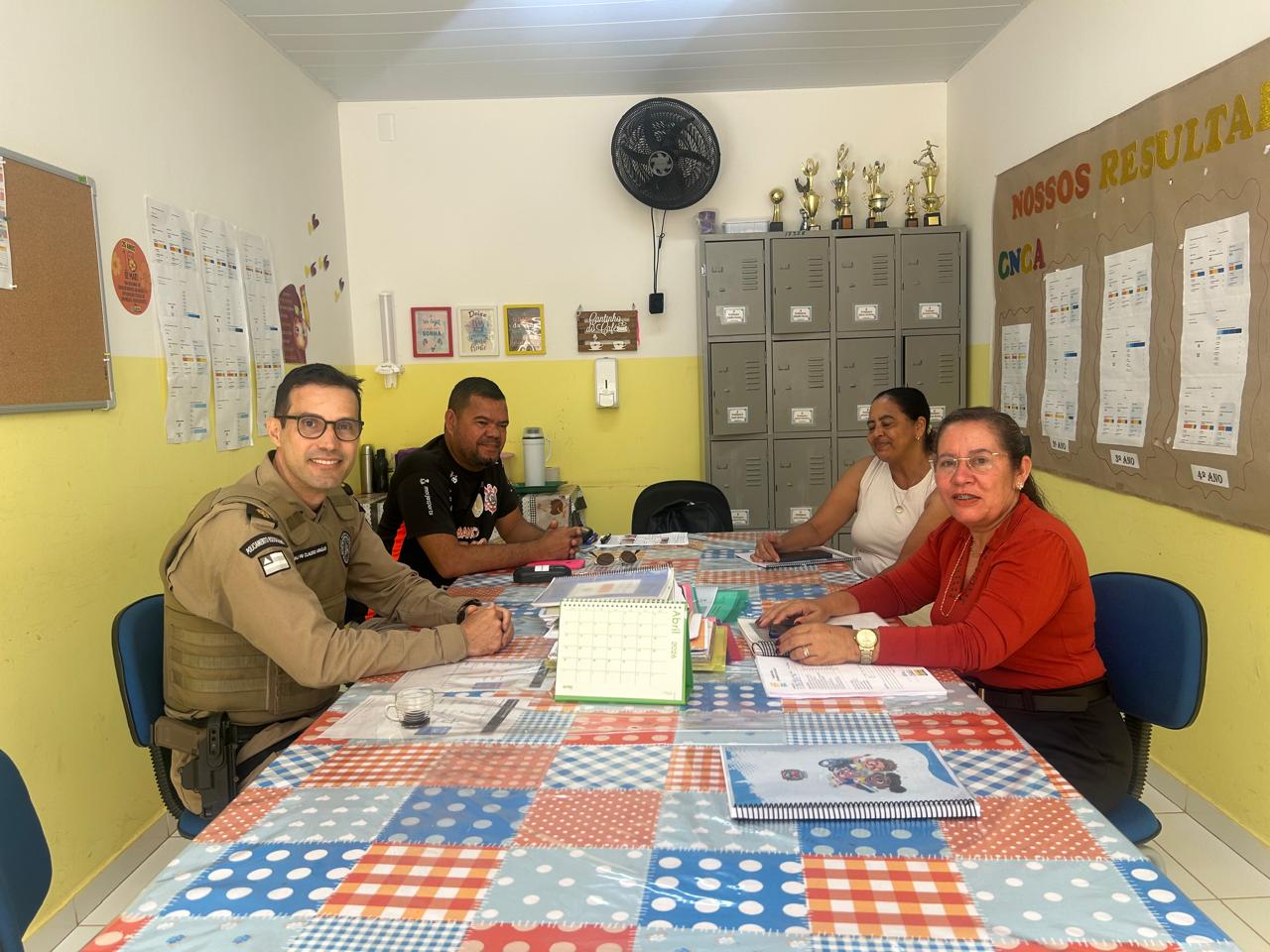 PMBA REALIZA REUNIÃO COM DIREÇÃO ESCOLAR EM DUAS BARRAS, MORRO DO CHAPÉU