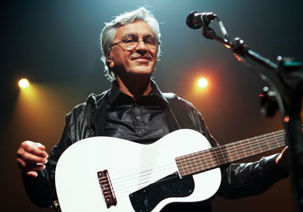 CAETANO VELOSO AGRADECE OTTO ALENCAR APÓS DEFESA NO SENADO
