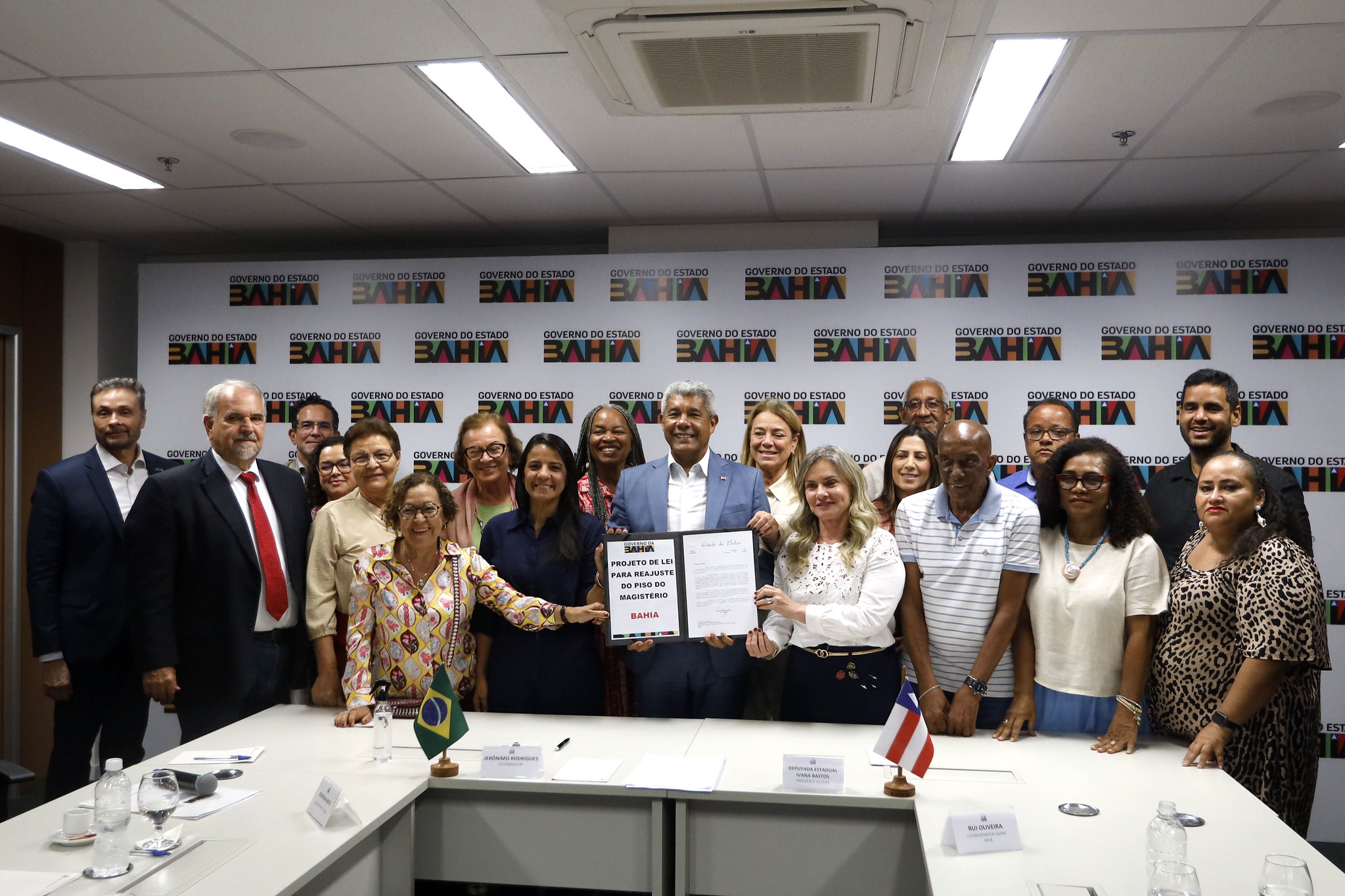 Piso salarial: Jerônimo envia reajuste de professores à ALBA; veja valor