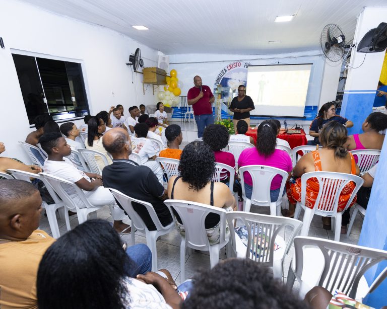 LEO PRATES PARTICIPA DE AGENDA COM JOVENS E DESTACA SAÚDE MENTAL E PROTAGONISMO JUVENIL
