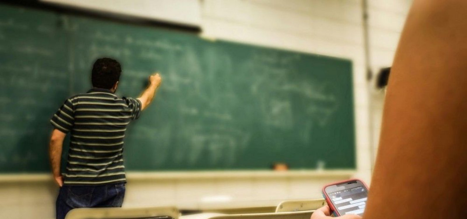 CÂMARA APROVA MP QUE ELEVA PISO SALARIAL DOS PROFESSORES PARA R$ 5.130 EM 2026