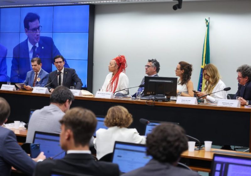 Fim da escala 6×1: Leo Prates apresenta plano de trabalho