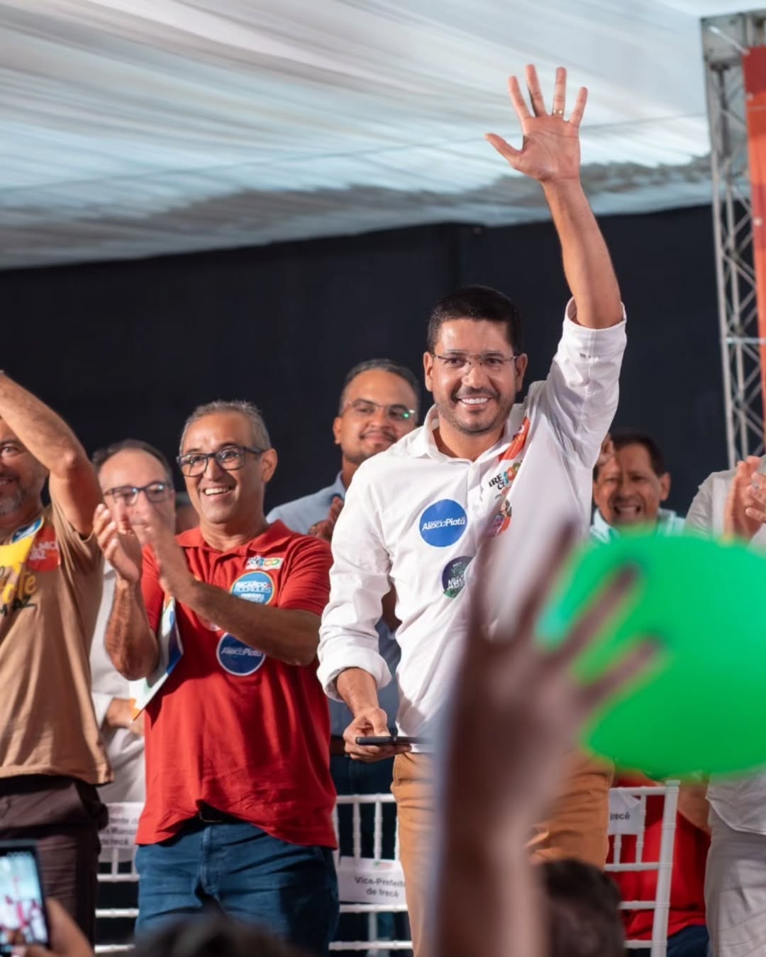 Murilo demonstra força política e mobiliza multidão no PGP para recepcionar governador em Irecê