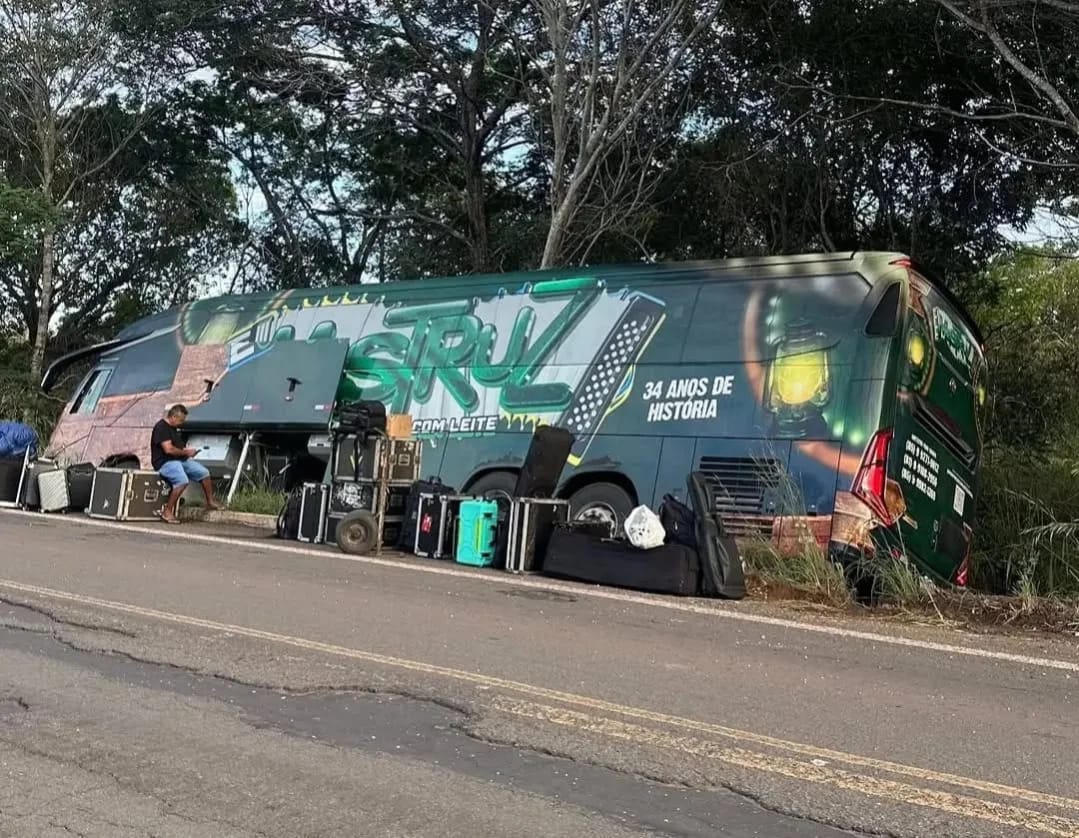 ÔNIBUS DA BANDA MASTRUZ COM LEITE SOFRE ACIDENTE NO MARANHÃO