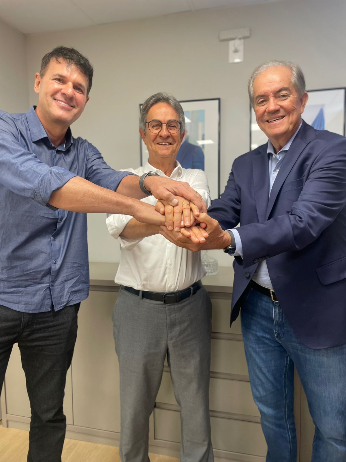 DEPUTADO EDUARDO ALENCAR REÚNE-SE NA SEINFRA PARA TRATAR DA ROTA DO ABACAXI EM ITABERABA
