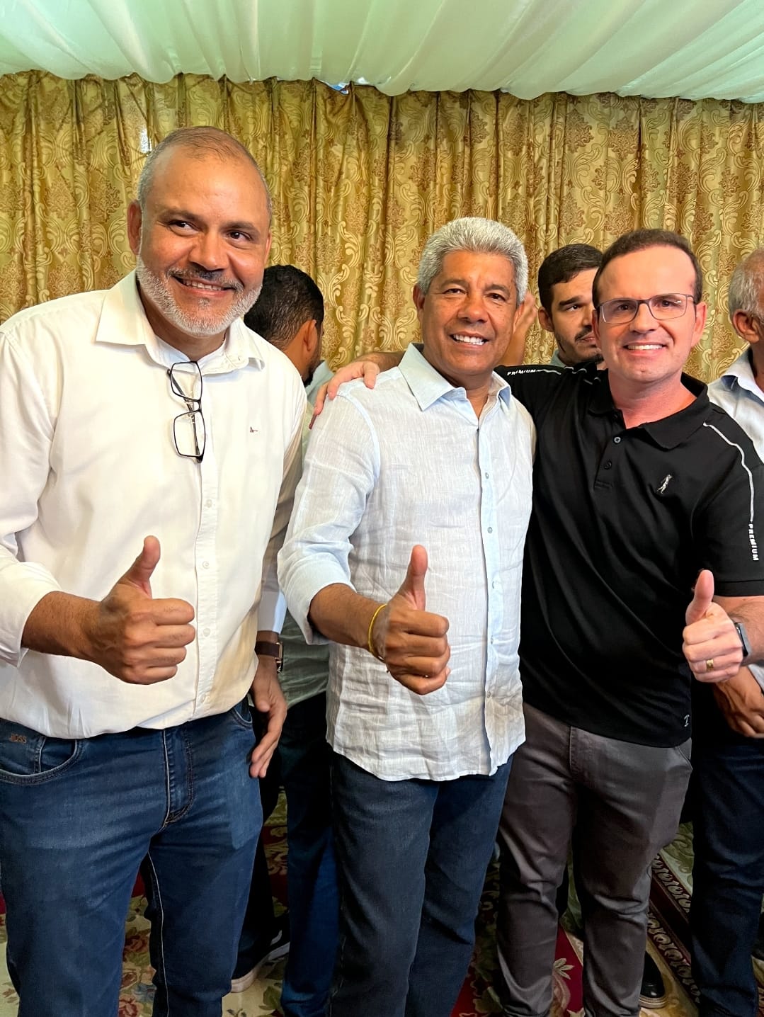 PREFEITO BABACO MARCA PRESENÇA EM JANTAR POLÍTICO COM JERÔNIMO E LIDERANÇAS DO ALTO SERTÃO BAIANO