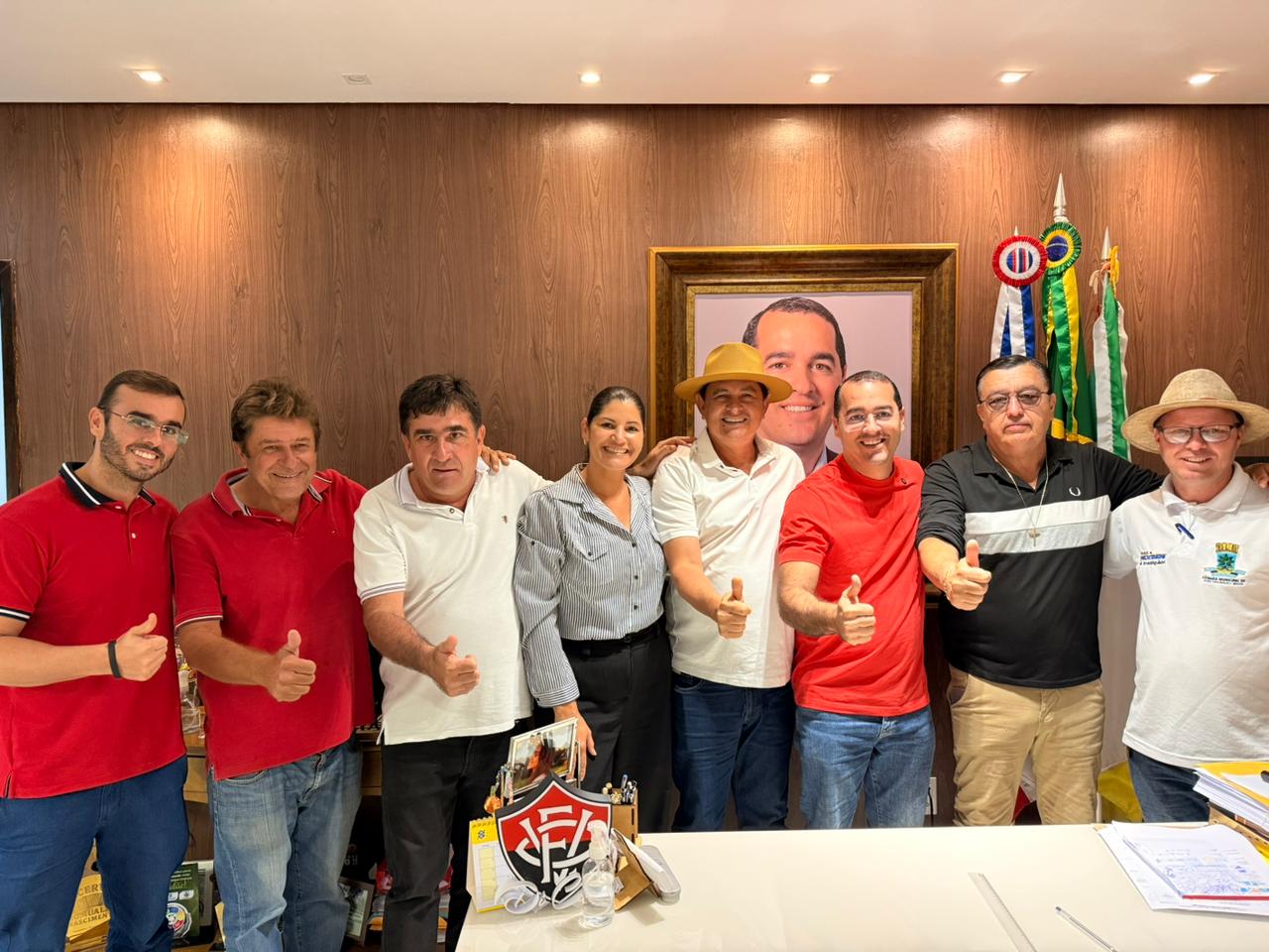 COM ATUAÇÃO DE RICARDO RODRIGUES, JOÃO DOURADO AMPLIA PAVIMENTAÇÃO E PREPARA MERCADO DO PRODUTOR