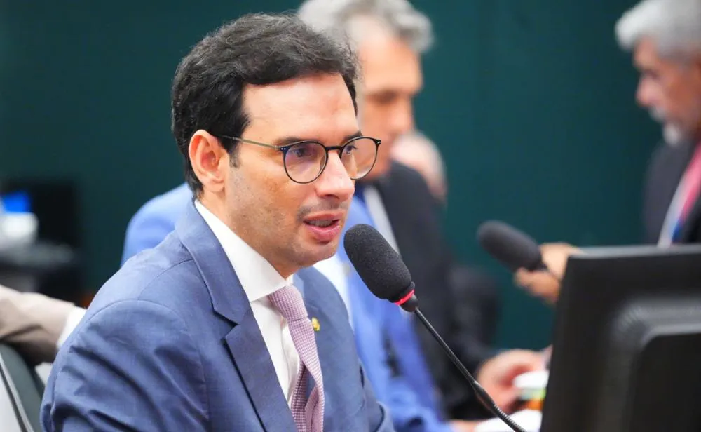 LÉO PRATES PROPÕE FIM DO LIMITE DE JORNADA PARA SALÁRIOS ACIMA DE R$ 16 MIL