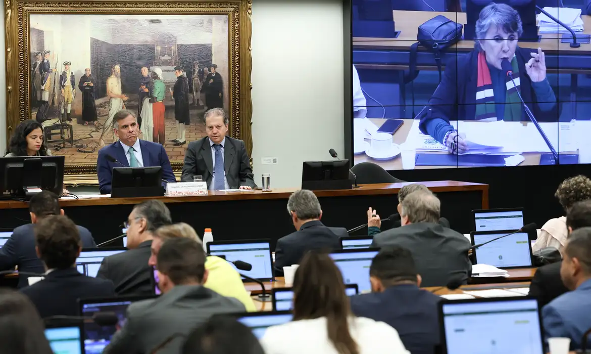 COMISSÃO DA CÂMARA APROVA REDUÇÃO DA MAIORIDADE PENAL PARA 16 ANOS