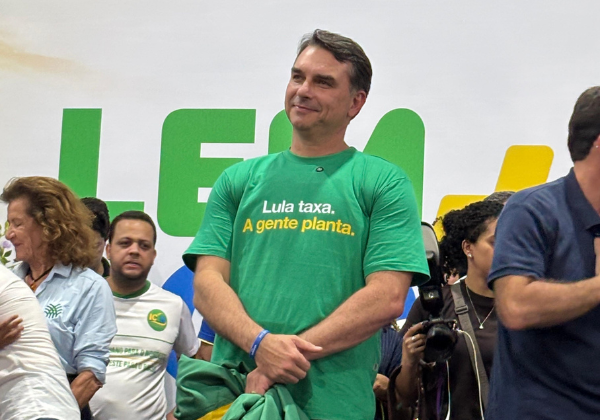 FLÁVIO BOLSONARO CRITICA 20 ANOS DE PT NO ESTADO E PROMETE ‘LIBERTAR A BAHIA’