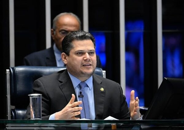 ALCOLUMBRE SE REÚNE COM GOVERNO, MAS 6×1 SEGUE TRAVADA NO SENADO