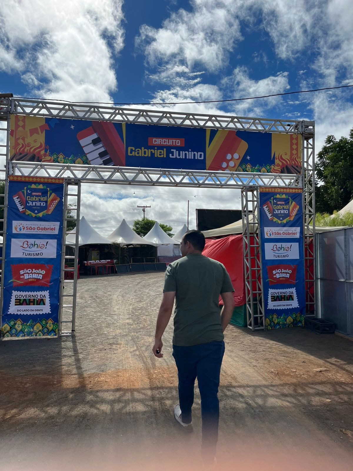 PREFEITO MATEUS MACHADO VISTORIA LOCAL ONDE ACONTECERÁ O ARRAIÁ RAÍZES DA AMIZADE EM LAGOA NOVA