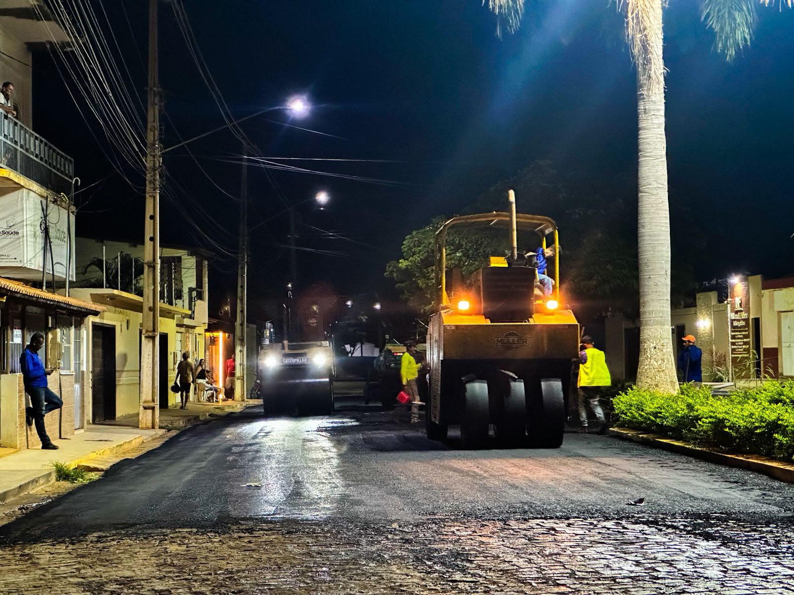 RECAPEAMENTO EM ASFALTO CBUQ AVANÇA EM JOÃO DOURADO E EQUIPE TRABALHA ATÉ O PERÍODO NOTURNO