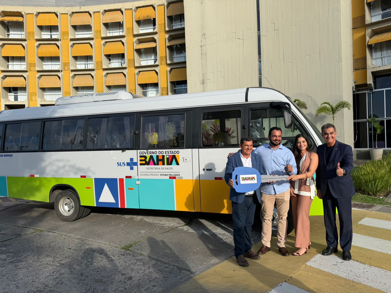 PREFEITO RHALBER AMORIM CELEBRA CHEGADA DE NOVO MICRO-ÔNIBUS PARA FORTALECER A SAÚDE DE IBIPEBA