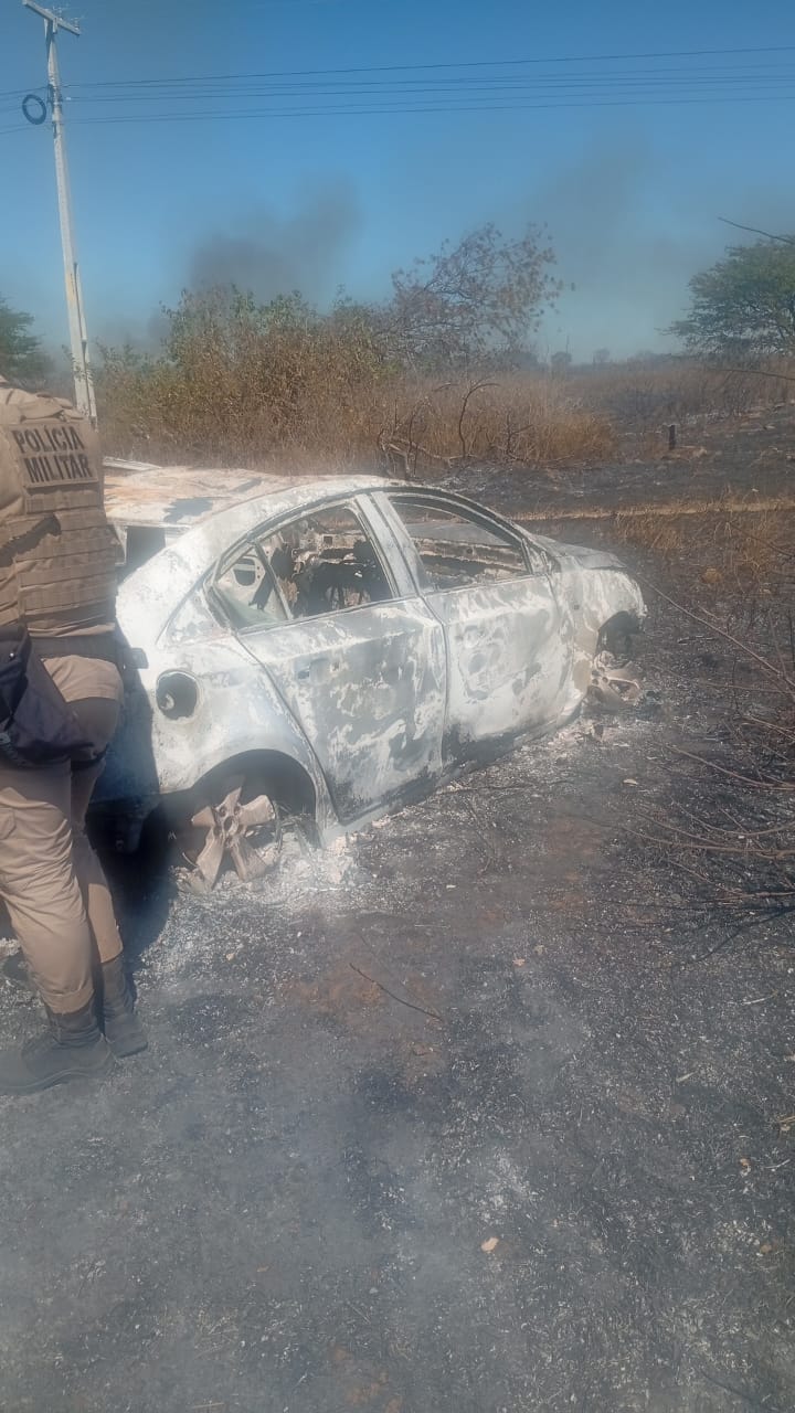 CARRO CAPOTA E PEGA FOGO NA BA-052 ENTRE AMÉRICA DOURADA E JOÃO DOURADO.