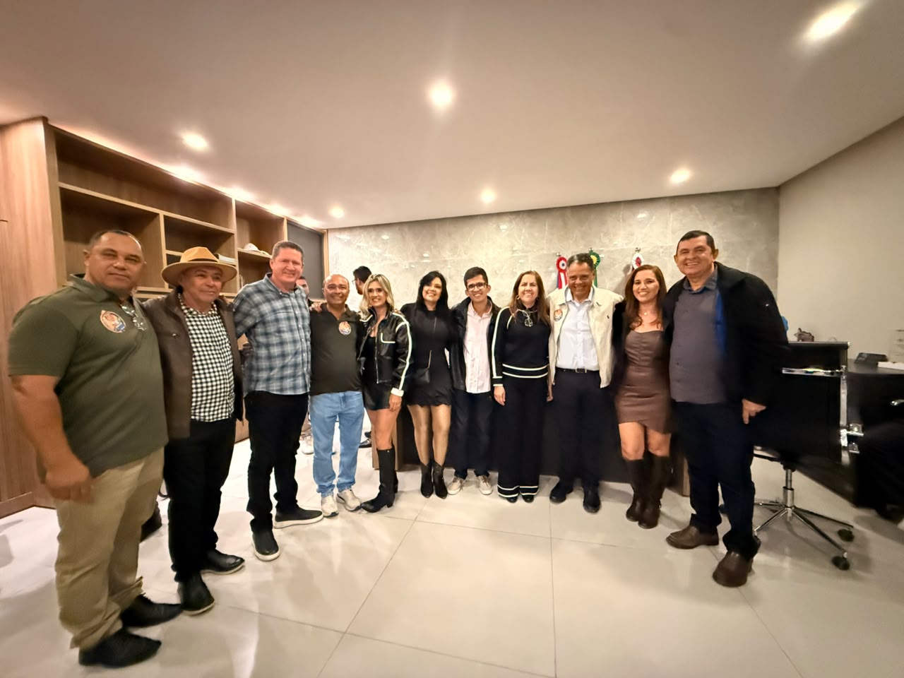 EM AMÉRICA DOURADA, RICARDO RODRIGUES PARTICIPA DA ENTREGA DE DUAS MOTONIVELADORAS E UMA AMBULÂNCIA E ACOMPANHA O SÃO PEDRO DAS GERAÇÕES