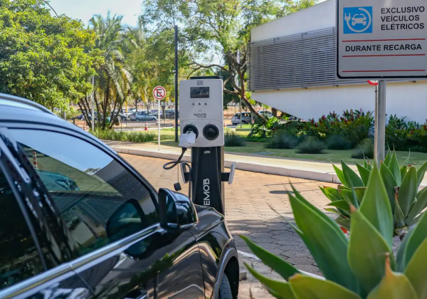 LEI GARANTE INSTALAÇÃO DE CARREGADORES PARA CARROS ELÉTRICOS EM CONDOMÍNIOS DA BAHIA