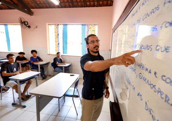 LULA SANCIONA NOVO PISO DOS PROFESSORES COM REAJUSTE DE 5,4%.