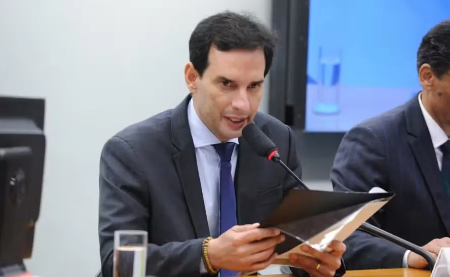 Leo Prates apresenta parecer de projeto do fim da escala 6×1