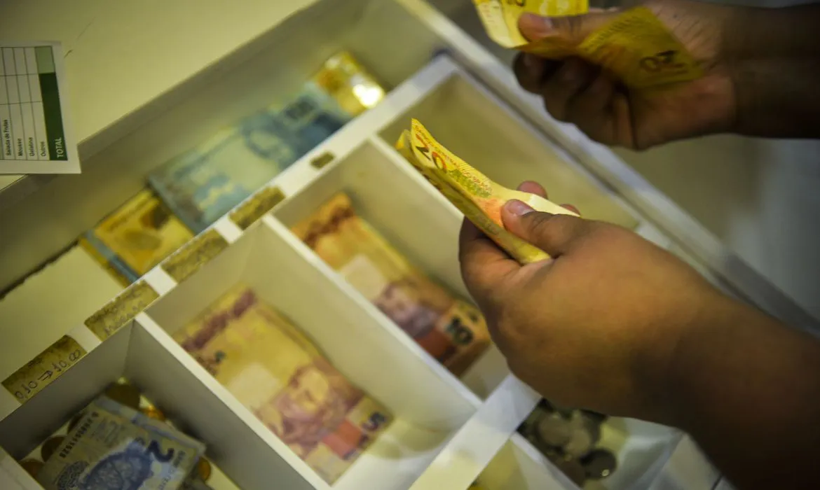 BRASILEIROS PODEM RECEBER SALÁRIO DE R$ 3 MIL; PROJETO AGUARDA VOTAÇÃO