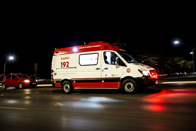 COLISÃO ENTRE CARRO E MOTOCICLETA MOBILIZA EQUIPES DE EMERGÊNCIA EM IRECÊ.