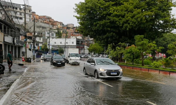 INMET EMITE ALERTA DE PERIGO PARA CHUVAS INTENSAS EM SALVADOR E MAIS DE 80 CIDADES DA BAHIA
