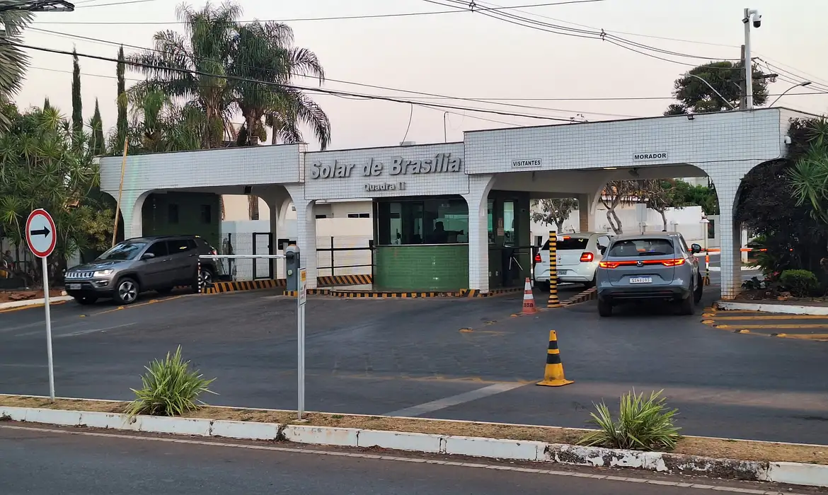 MORAES SUSPENDE VISITAS A BOLSONARO NA PRISÃO DOMICILIAR.
