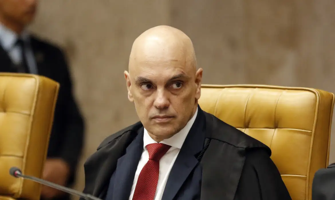 MORAES SUSPENDE VISITAS DE FLÁVIO BOLSONARO A JAIR BOLSONARO NA PRISÃO DOMICILIAR.