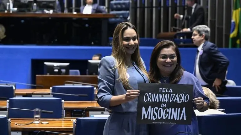 PROJETO QUE EQUIPARA MISOGINIA AO RACISMO AVANÇA NA CÂMARA DOS DEPUTADOS.