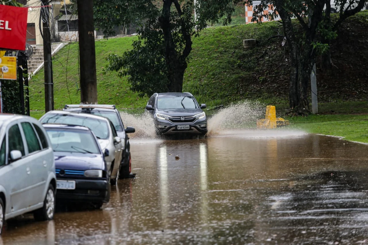 CHUVA FORTE E VENTANIA: INMET EMITE NOVO ALERTA PARA SALVADOR E MAIS 49 CIDADES BAIANAS.