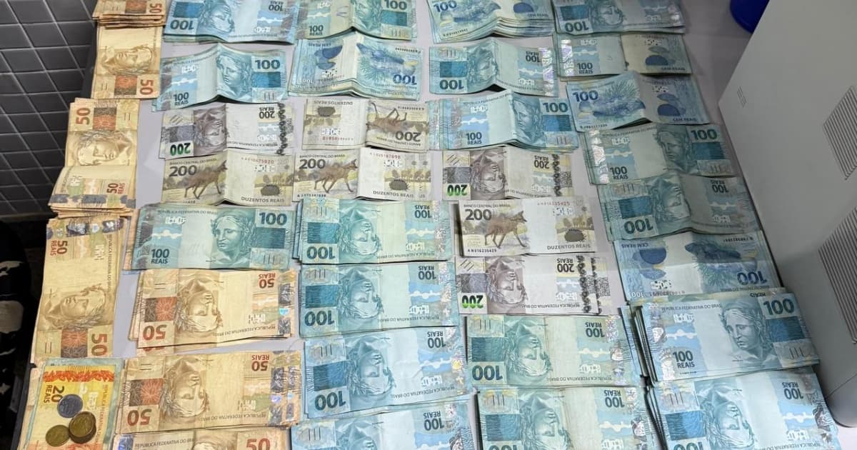 PROCURADO POR HOMICÍDIO É PRESO COM QUASE R$ 50 MIL EM ÔNIBUS NA BA-052, NA REGIÃO DE IRECÊ.