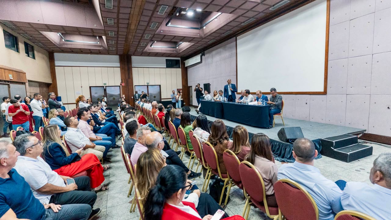 JERÔNIMO, GERALDINHO, WAGNER E RUI REÚNEM MAIS DE 70 PREFEITOS EM SALVADOR.