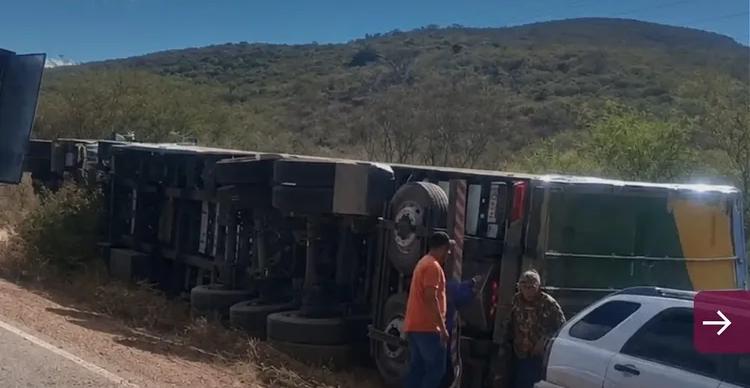 CAMINHÃO COM 20 TONELADAS DE BANANAS TOMBA NA BR-330, EM GENTIO DO OURO.