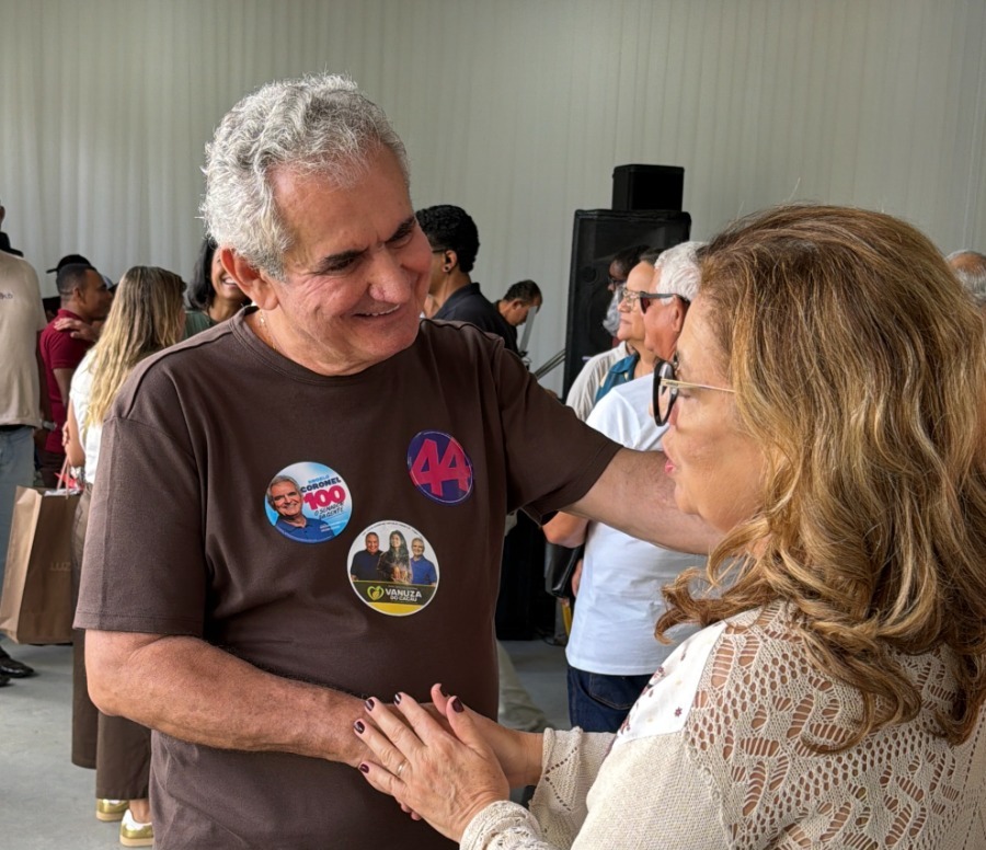 EM IPIAÚ, CORONEL FORTALECE PAUTA DO CACAU E RESPONDE A PRESSÕES DO SETOR EM PALANQUE