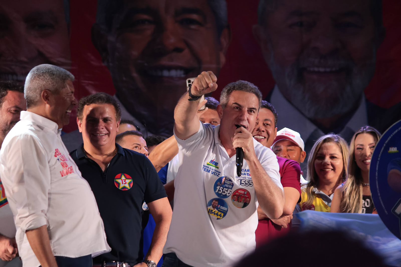 DEPUTADO DO PL SOBE EM PALANQUE COM JERÔNIMO E DECLARA APOIO À REELEIÇÃO DO GOVERNADOR