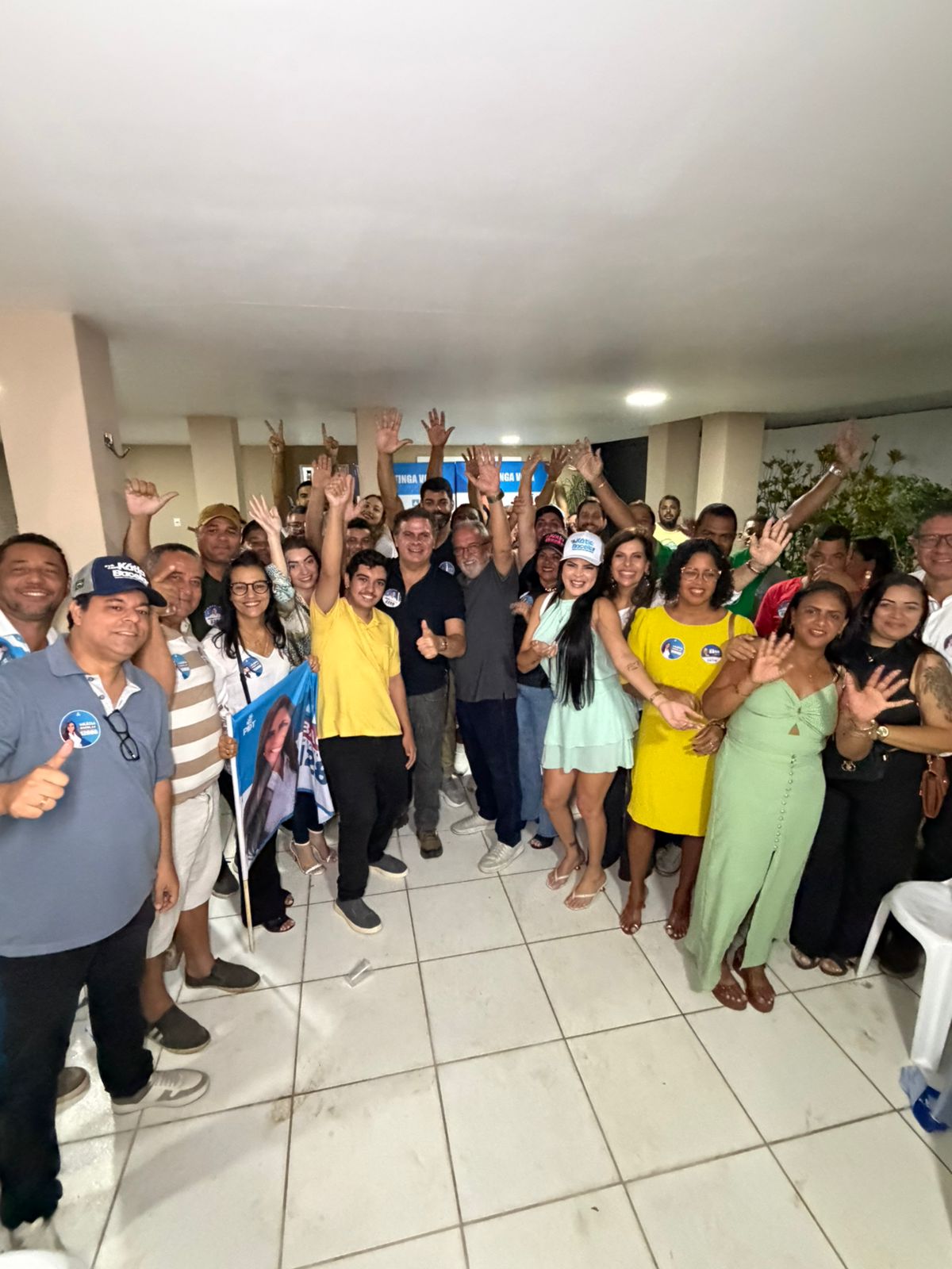 KÁTIA BACELAR MOSTRA FORÇA NO MÉDIO SUDOESTE E MULTIDÃO EM ITAPETINGA IMPULSIONA CAMPANHA
