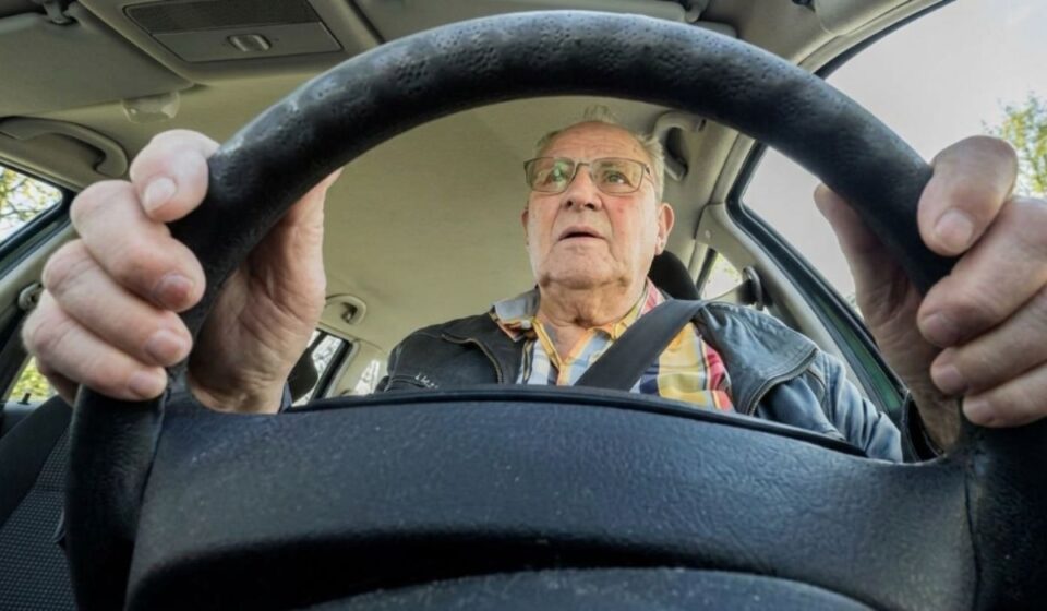 MOTORISTAS E PASSAGEIROS COM MAIS DE 60 ANOS PASSAM A TER NOVO BENEFÍCIO NO TRÂNSITO EM 2026