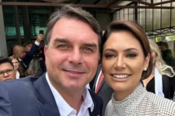 MICHELLE DIZ QUE COLOCOU UMA PEDRA NAS BRIGAS COM FLÁVIO BOLSONARO.