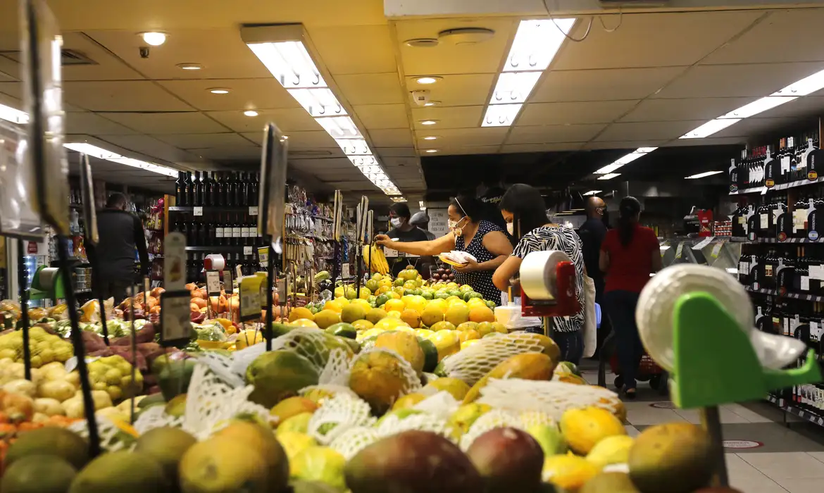 Rede de supermercados famosa no Nordeste fecha 28 lojas e demite 6,6 mil funcionários