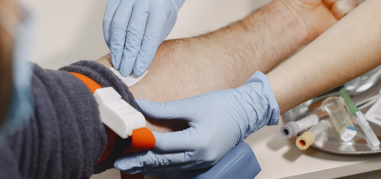 TESTEMUNHAS DE JEOVÁ REVISAM REGRAS SOBRE DOAÇÃO DE SANGUE